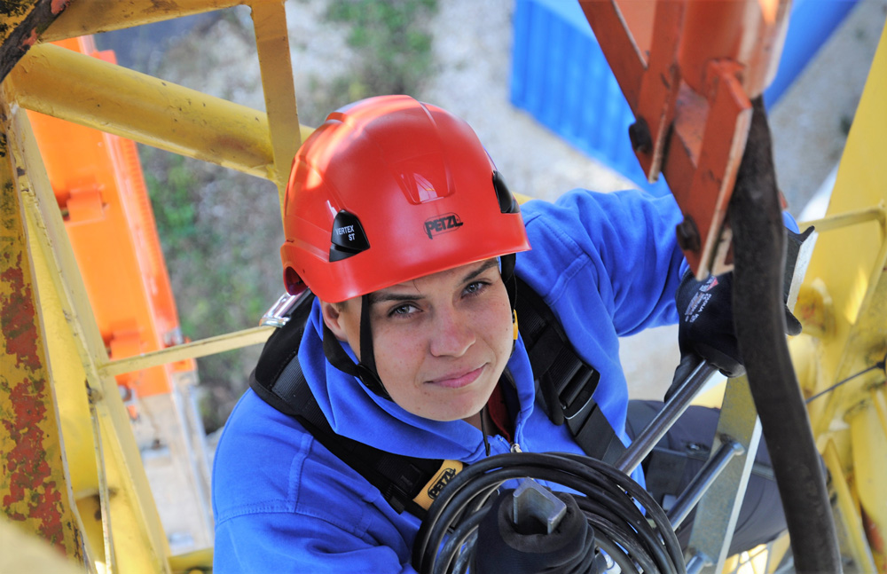 Miriam Winter bei ihrem Aufstieg zur Höhenrettung, die im Rahmen der Trainerausbildung PSAgA auf einem Kran stattfindet, der zum AST Übungsgelände gehört.