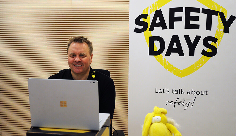 Safety Days 2022_AST: Hoffungsfroh ins neue Jahr. AST Seminarleiter Matthias Müller diskutiert mit den Teilnehmerinnen und Teilnehmern der Online-Weiterbildungstage „Safety Days“ offene Fragen.
