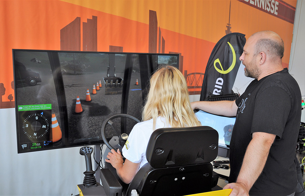 Baggern mit dem Joystick. Virtual Reality Simulatoren waren beliebte Objekte auf der Safety Messe 2022.