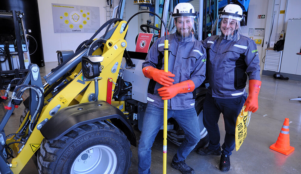 Helm, Handschuhe und Schutzstab. Im Umgang mit Hochvoltgeräten ist je nach Vorgaben der Hersteller Schutzausrüstung von großer Bedeutung.